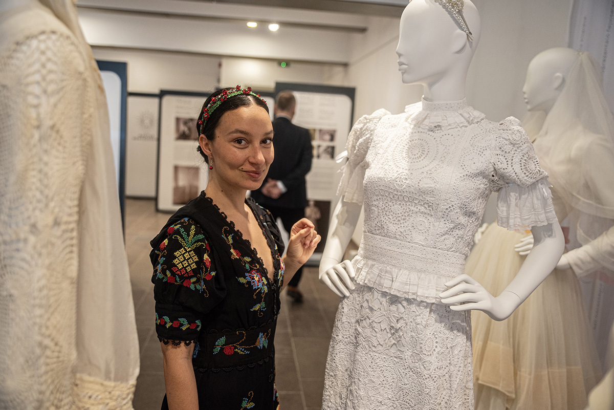 Megnyitották a Székely menyasszony kiállítást Csíkszeredában